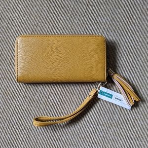 *NEW* Textured Faux Leather Zip Wallet w/ Tassel